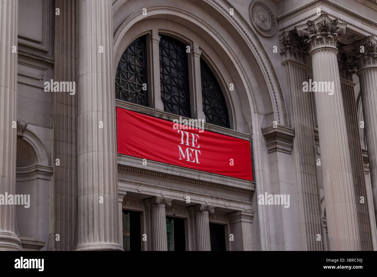 New York, New York - 17 febbraio 2022 segnaletica esterna del Metropolitan Museum of Art di New York Foto Stock