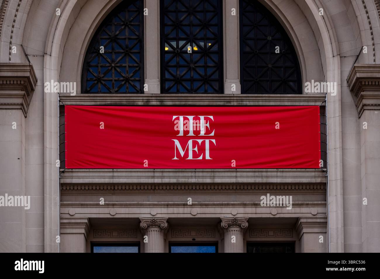 New York, New York - 17 febbraio 2022 segnaletica esterna del Metropolitan Museum of Art di New York Foto Stock