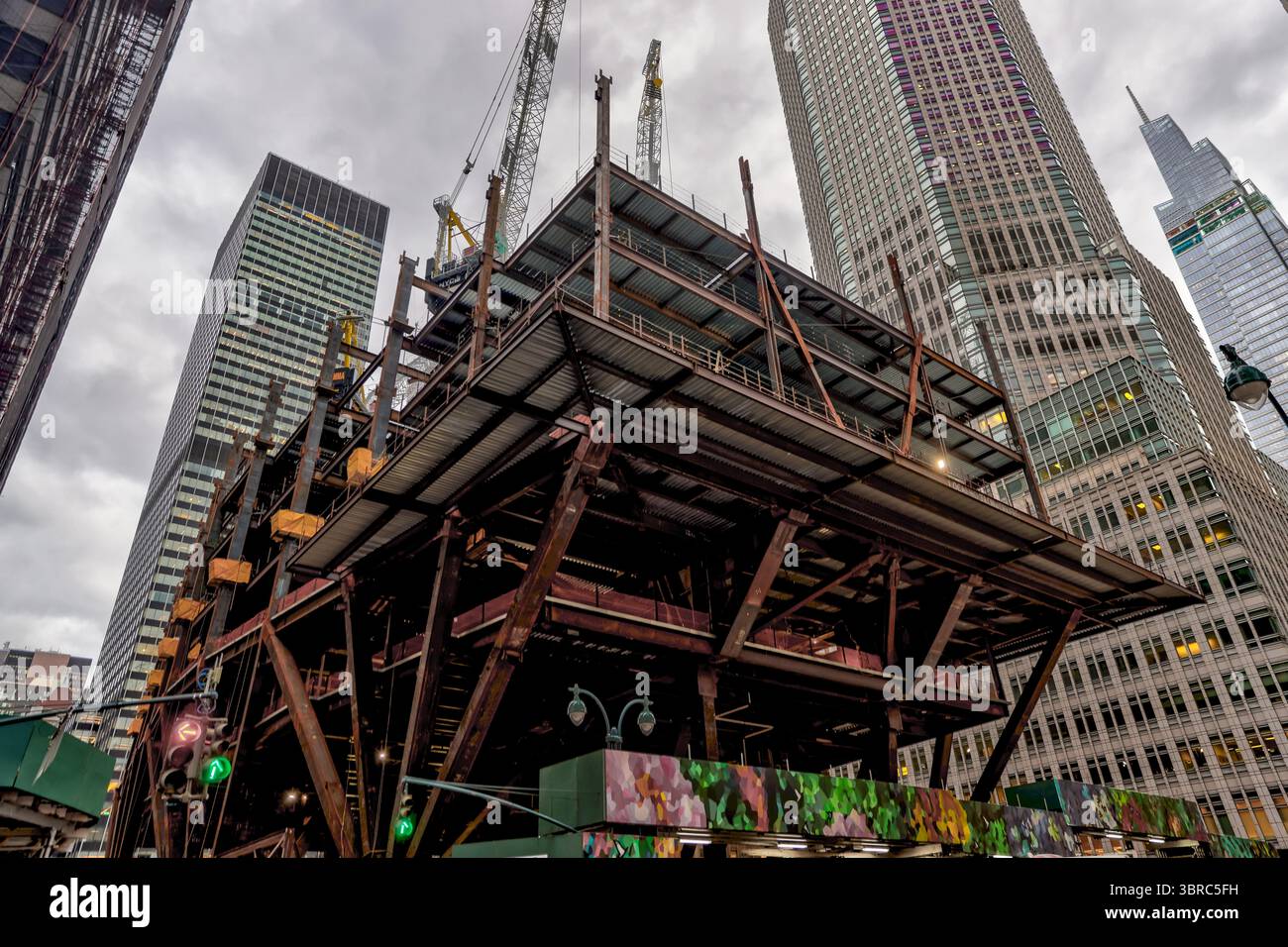 New York, New York - 17 febbraio 2022: La Bank of America Tower durante le prime fasi di costruzione Foto Stock