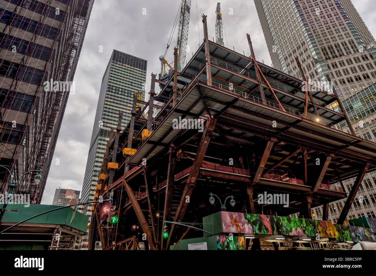New York, New York - 17 febbraio 2022: La Bank of America Tower durante le prime fasi di costruzione Foto Stock