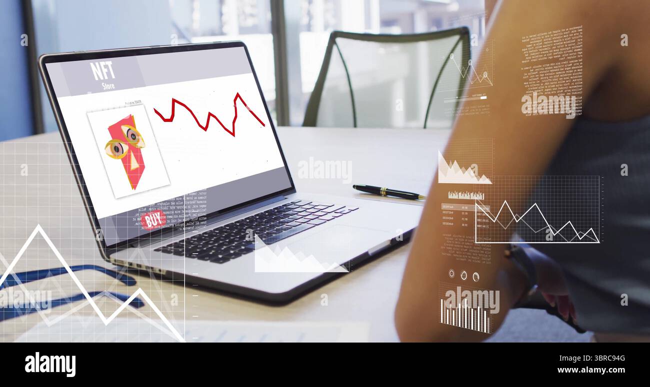 Analisi delle statistiche NFT da parte di una donna sul computer portatile alla scrivania dell'ufficio con penna, cavi, sedia, spazio di copia Foto Stock