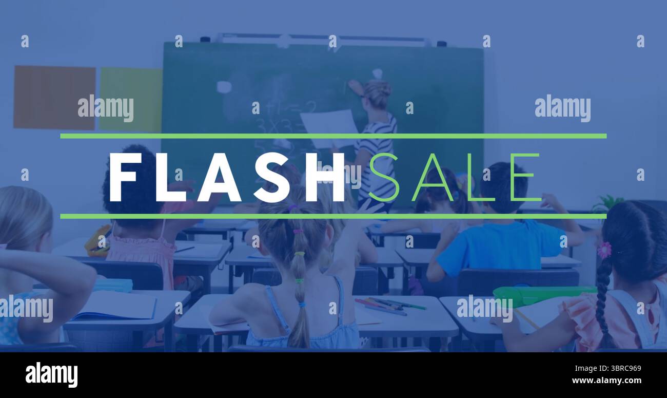 Insegnante in abito a righe che scrive equazioni matematiche sulla lavagna a scuola, con quaderni matite Foto Stock