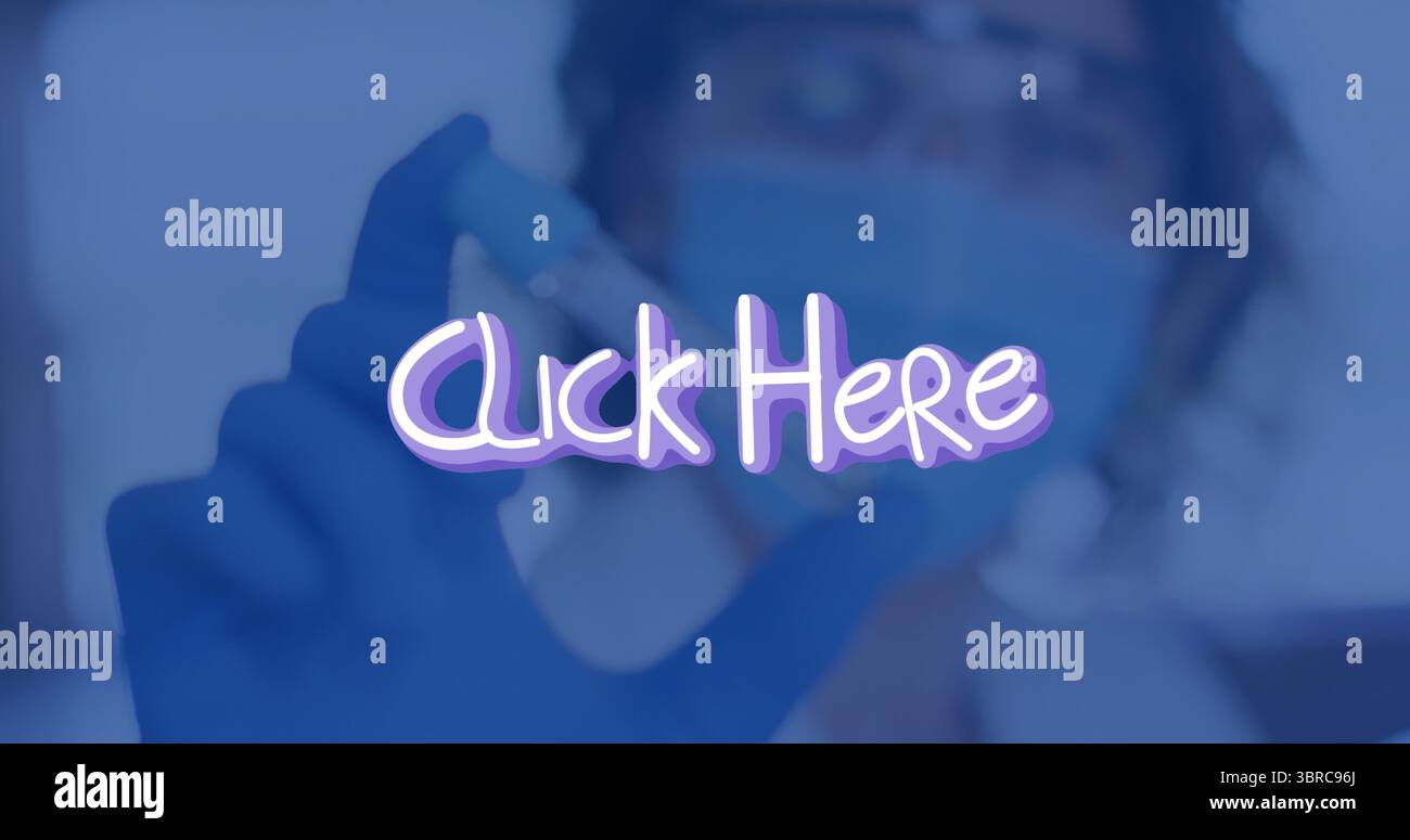 Occhiali da laboratorio mascherati da lavoro che trattengono fiale di vetro con guanti, con mascheratura Click here overlay Foto Stock