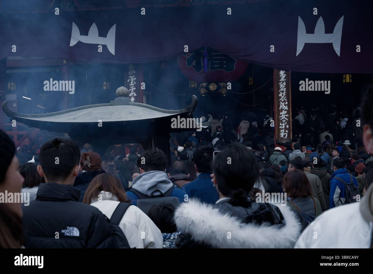 La folla si raduna nel fumo di incenso alla deriva al tempio senso Ji per la preghiera e la tradizione Foto Stock