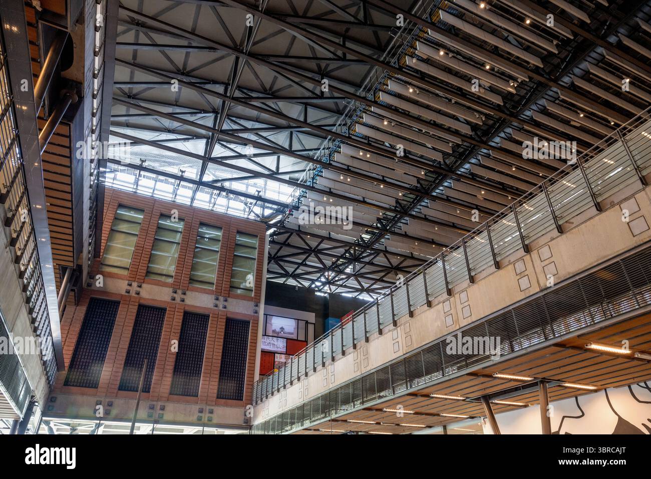Tainan, Taiwan - 29 giugno 2025: Vista esterna e interna del Museo Nazionale della storia di Taiwan, con il suo design architettonico moderno e spa Foto Stock