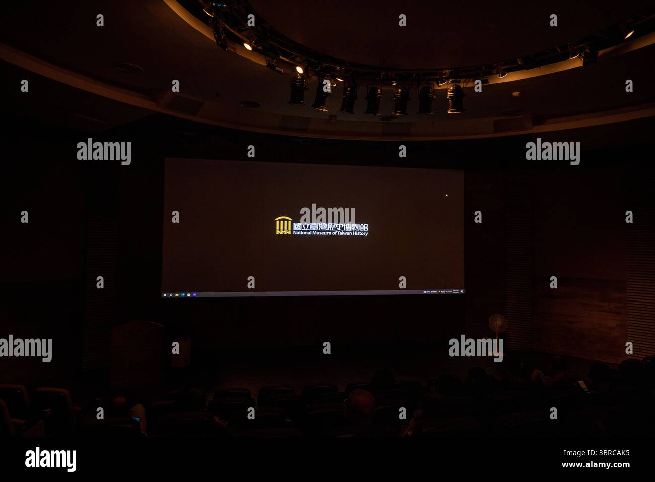 Tainan, Taiwan - 29 giugno 2025: Interni scuri dell'auditorium presso il Museo Nazionale di storia di Taiwan con schermo di proiezione illuminato con il Foto Stock