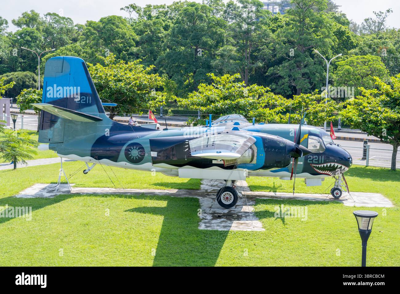 Tainan, Taiwan – 30 giugno 2025: Un aereo anfibio PBY-5A Catalina conservato è esposto sul prato erboso della Anping Navy Destroyer Exhibition Foto Stock