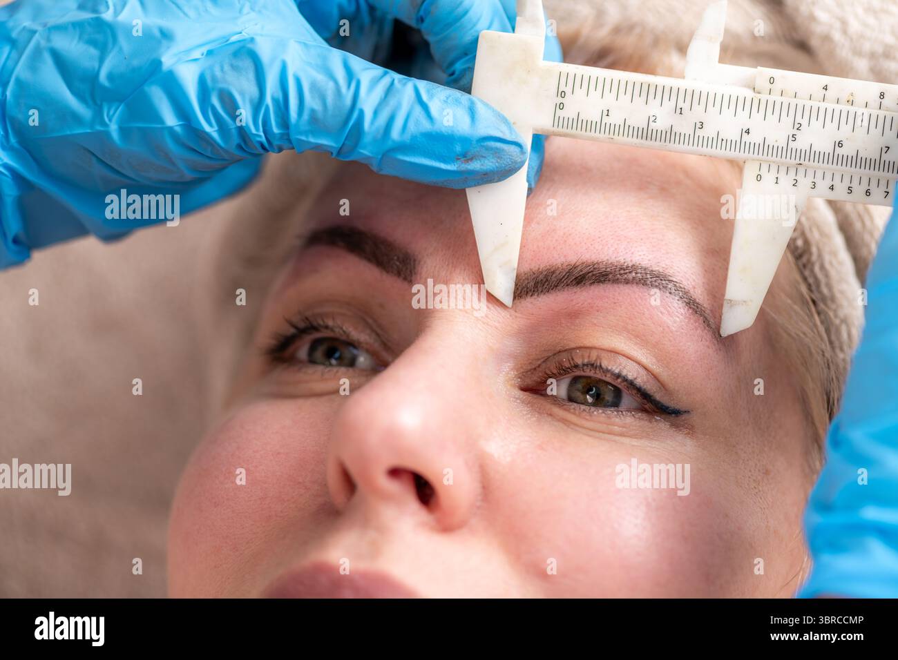 Procedura semipermanente per il trucco delle sopracciglia. Si tratta di una procedura cosmetica di trucco che migliora l'aspetto delle sopracciglia. Foto Stock