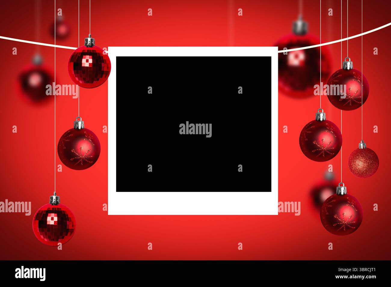 Il design piatto delle feste mostra una cornice bianca a film istantaneo con baule rosse appese Foto Stock