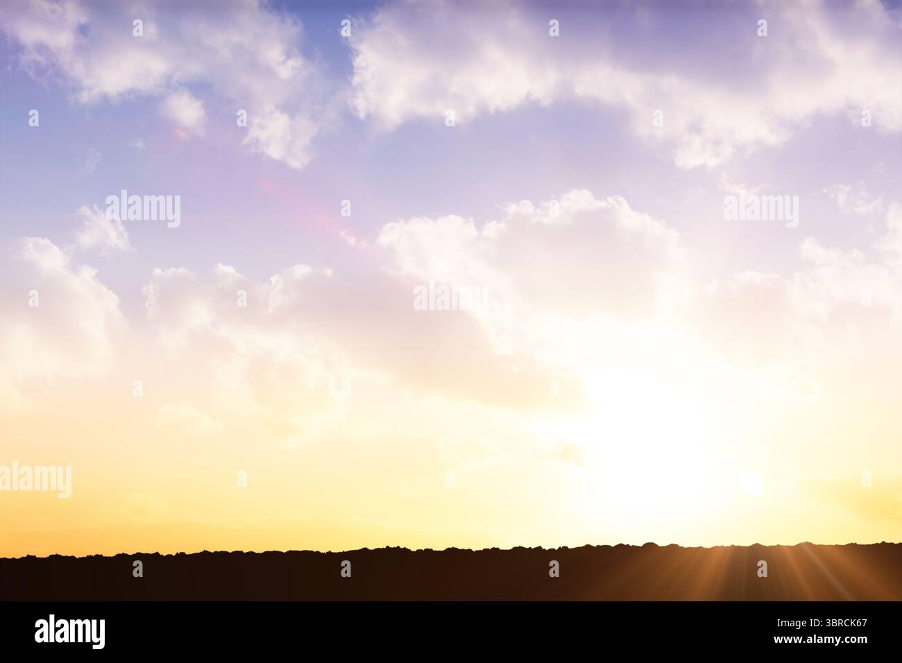 Il sole sorge sopra le silhouette collinari in un design piatto, caratterizzato da nuvole e raggi pastello Foto Stock