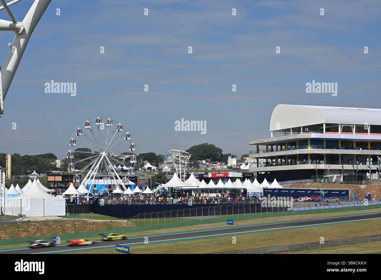 San Paolo, Brasile. 11 luglio 2025. SAN PAOLO, BRASILE - 11 LUGLIO: Vista generale del circuito automobilistico durante le prove libere del Campionato del mondo Endurance FIA 6 ore di San Paolo 2025 a Autódromo José Carlos Pace l'11 luglio 2025 a San Paolo, Brasile. (Foto di Leandro Bernardes/PxImages) credito: PX Images/Alamy Live News Foto Stock