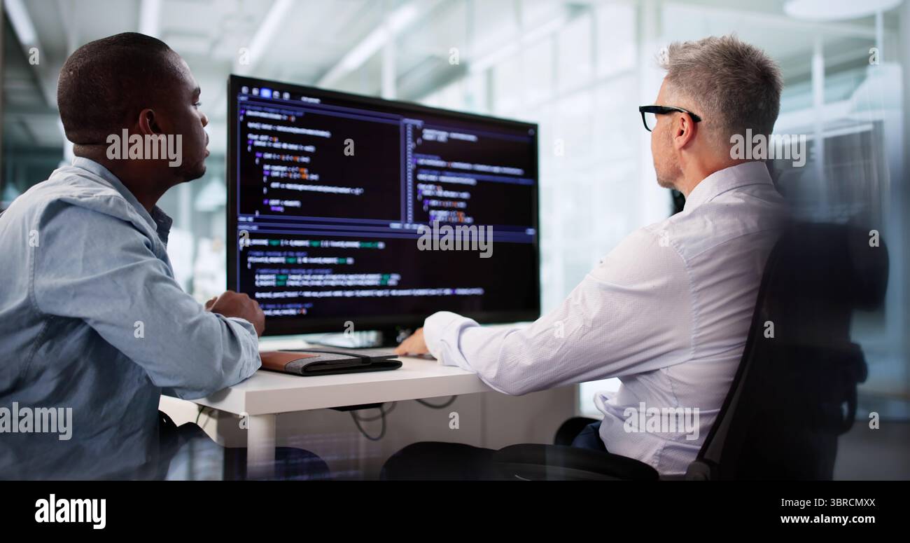 Agile Programmer Testing software su desktop in team Office diversificato. Foto Stock