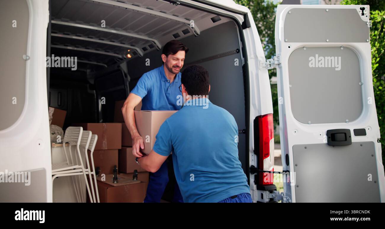 L'esperto pilota ispanico dirige con precisione il team Efficient Furniture Relocation Foto Stock