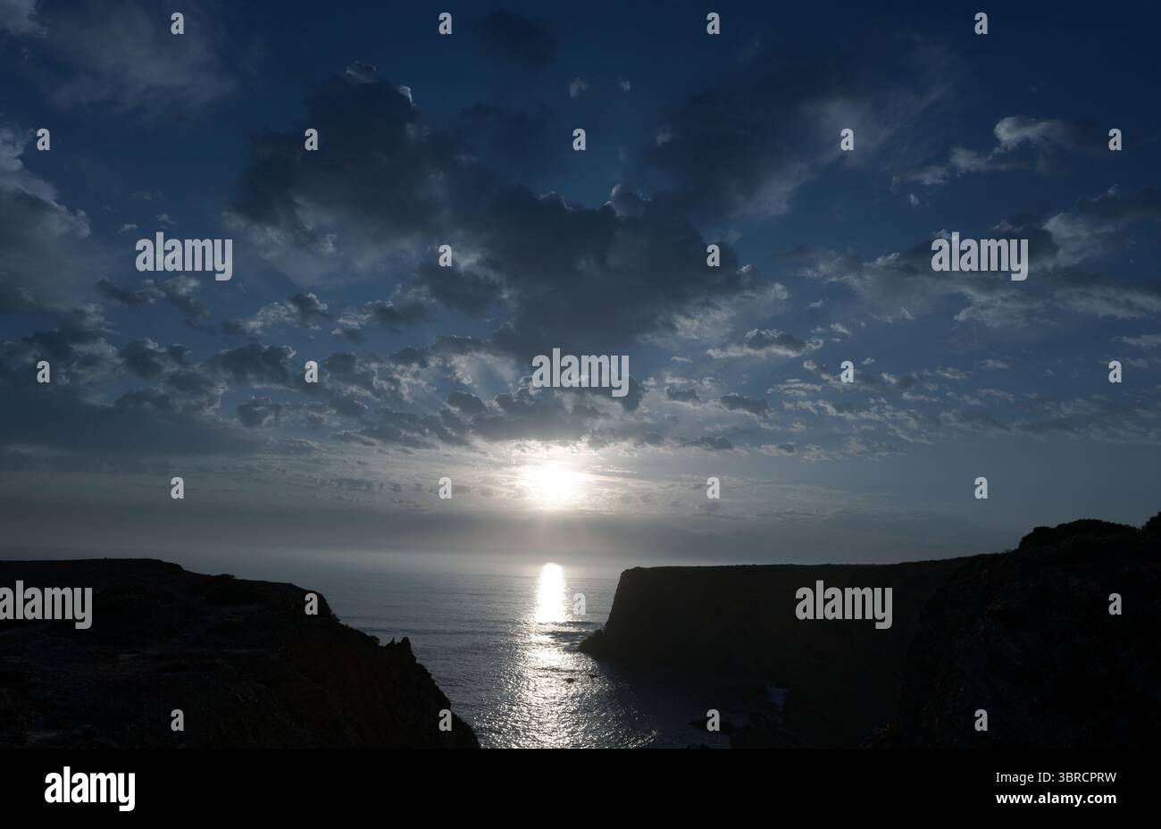 Tramonto sulle scogliere e sull'Atlantico a Praia do Tonel, Zambujeira do Mar Foto Stock