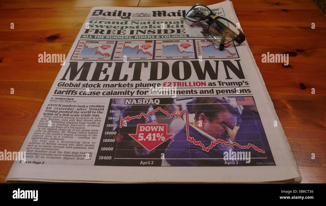 Il quotidiano Daily mail (UK) racconta la decisione di Donald Trump di imporre dazi sulle importazioni negli Stati Uniti e di influire sui mercati azionari. Foto Stock