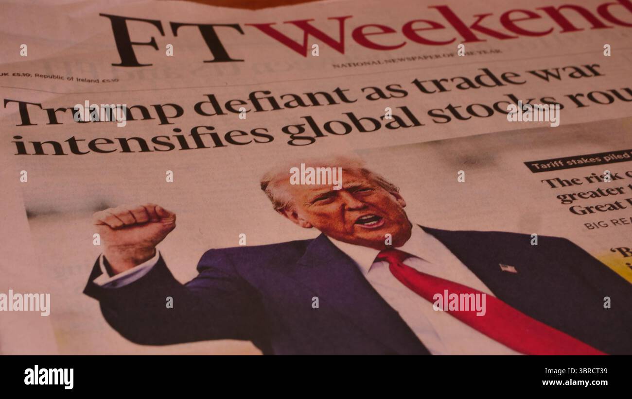 Il quotidiano Financial Times conduce storie sulla decisione di Donald Trump di imporre dazi sulle importazioni negli Stati Uniti. Foto Stock