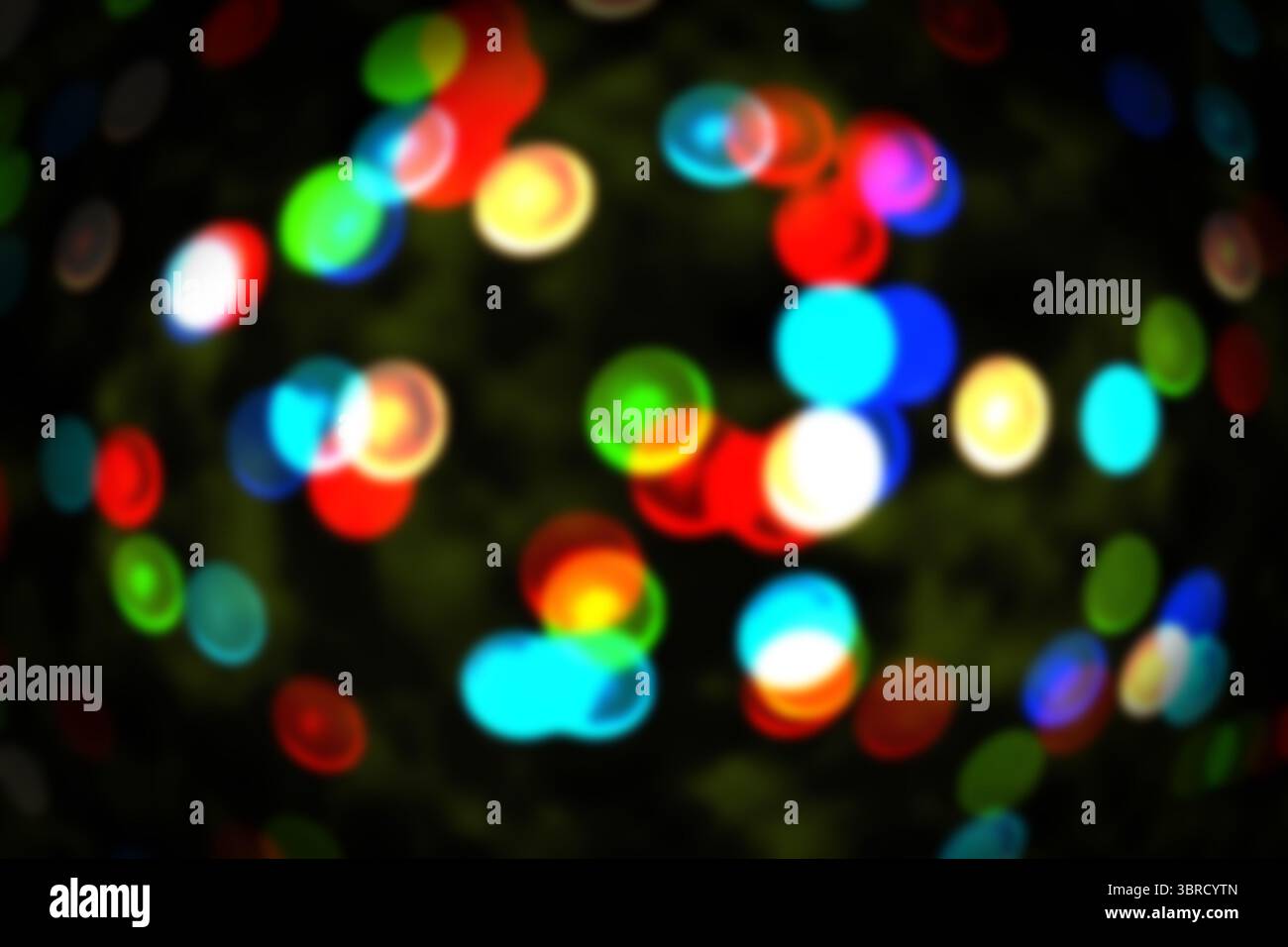 Un gruppo di cerchi chiari colorati sfocati galleggia con effetto bokeh su sfondo scuro Foto Stock