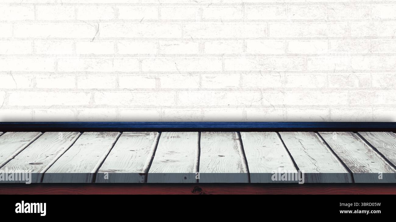 Il tavolo in legno imbiancato fissa la scena di uno studio dal design piatto, con pareti in mattoni e finiture scure Foto Stock