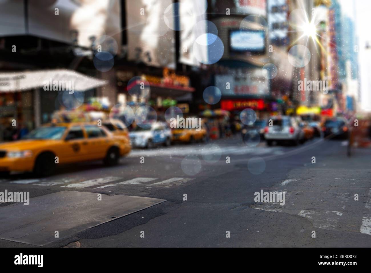 Un taxi taxi giallo ti aspetta al zebra Crosswalk in stile piatto con cartelli al neon Foto Stock