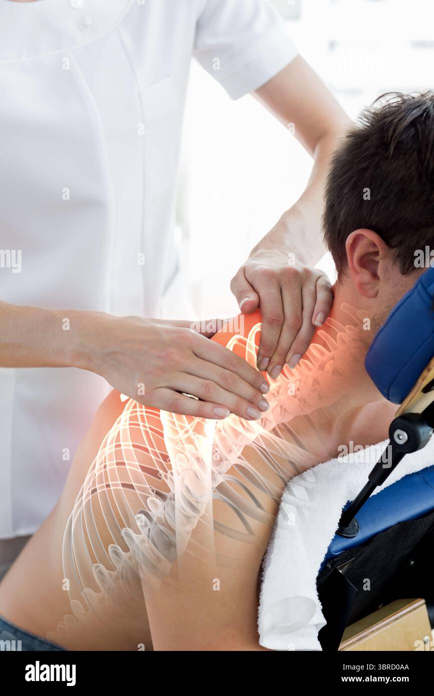 Uomo con mal di spalla che fa un massaggio Foto Stock Uomo con mal di spalla che fa un massaggio Foto Stock