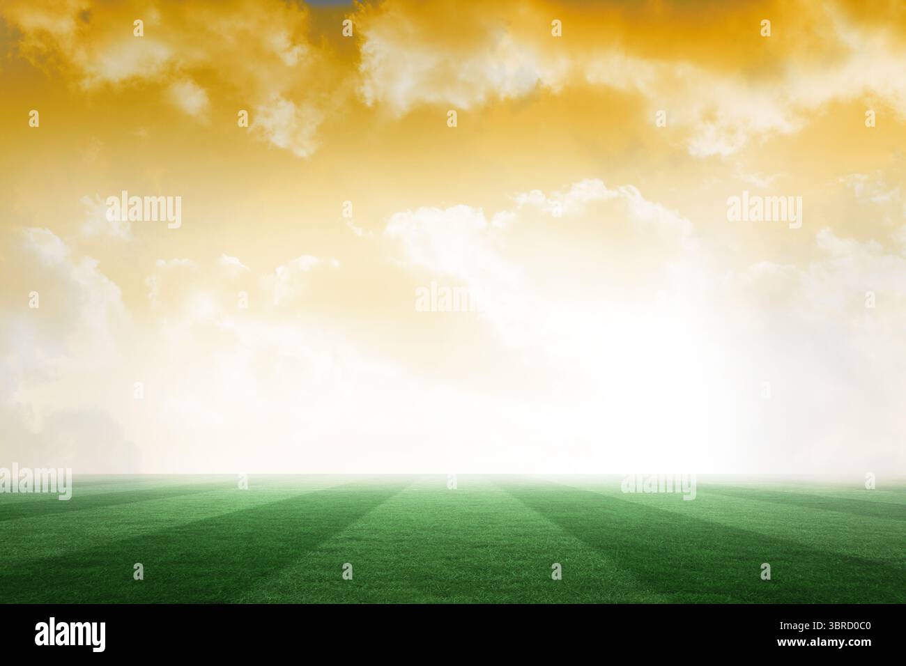 Campo di calcio sotto il cielo di colore giallo Foto Stock