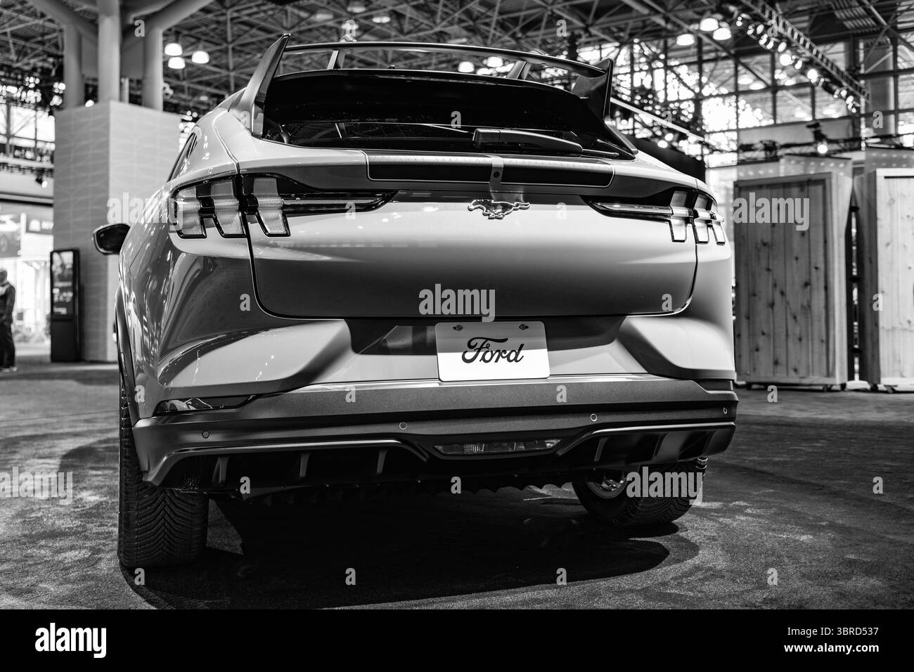 New York City, USA - 27 marzo 2024: Ford Mustang Mach-e SUV Electric Vehicle al New York International Auto Show, vista posteriore Foto Stock