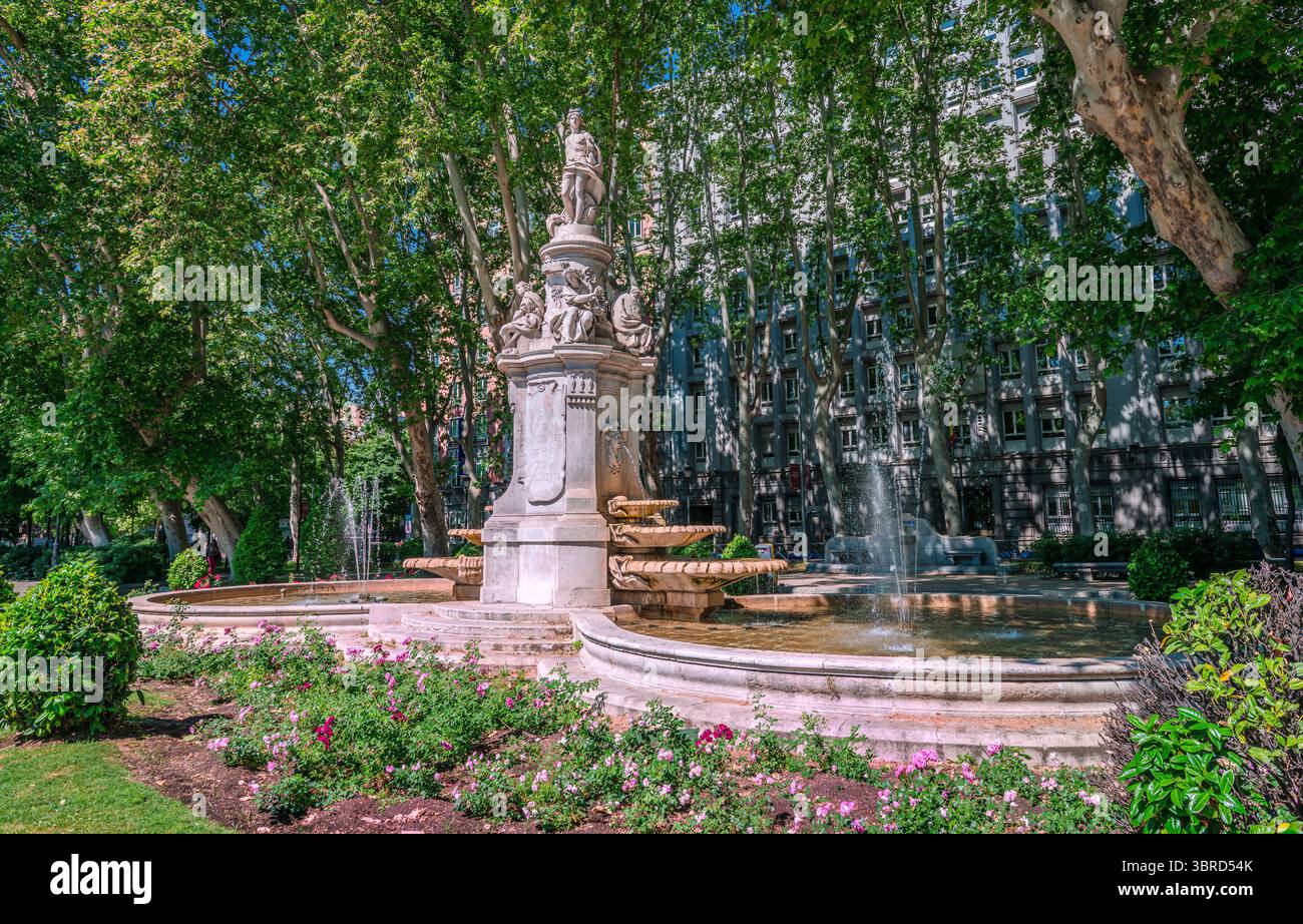 La fontana di Apollo (anche nota come Fontana delle quattro stagioni) si trova nel Paseo del Prado, l'iconico viale nel centro di Madrid, Spagna. Foto Stock