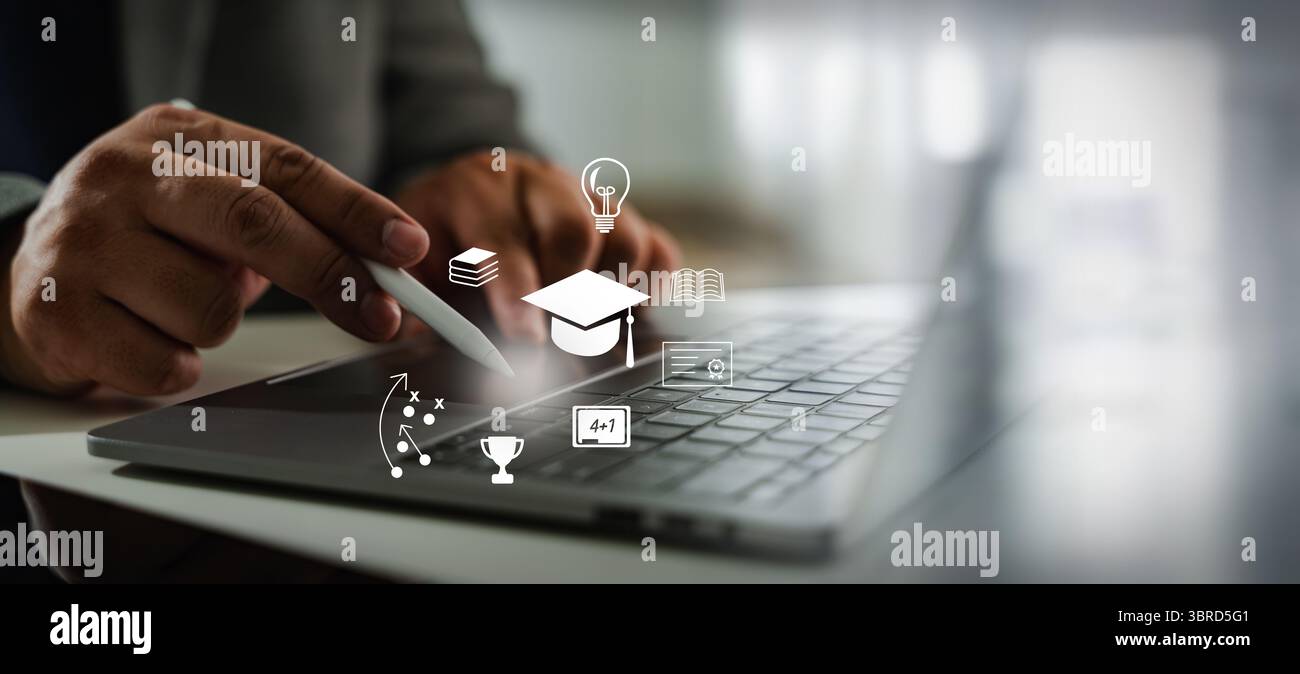 Uno studente di successo che utilizza un notebook stilo con icone digitali relative all'istruzione e all'apprendimento che fluttuano sopra la tastiera, simboleggiando online Foto Stock