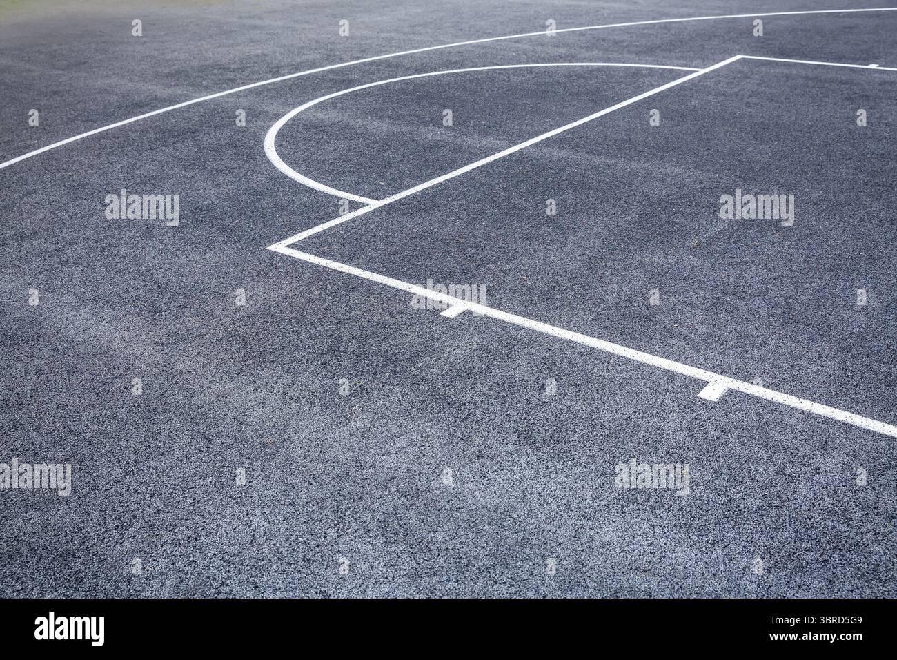 Campo da basket in gomma nero per giochi sportivi all'aperto, sfondo sportivo astratto Foto Stock