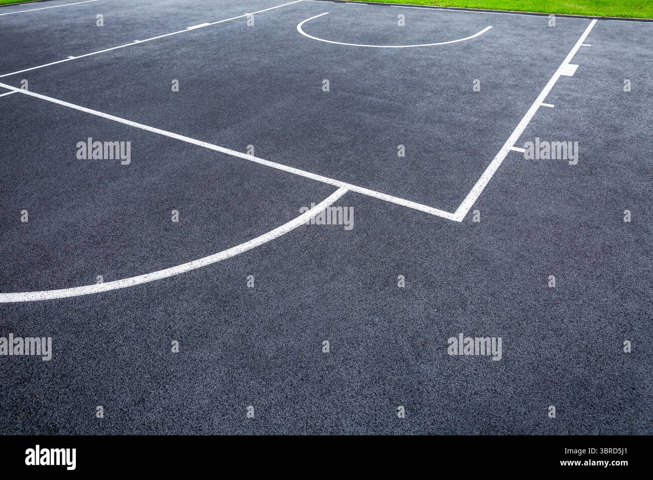 Campo da basket in gomma nero per giochi sportivi all'aperto, sfondo sportivo astratto Foto Stock