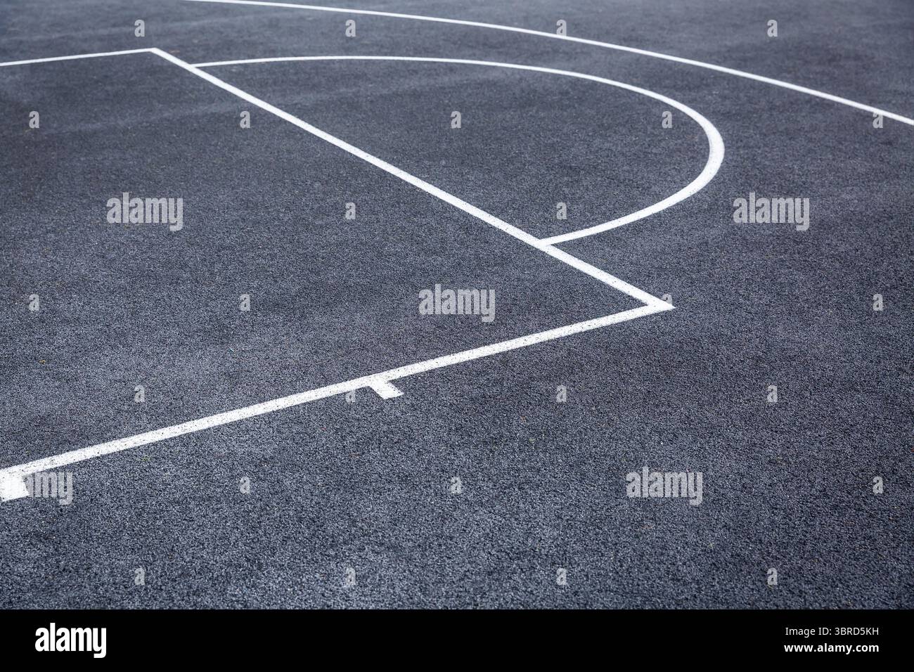 Campo da basket in gomma nero per giochi sportivi all'aperto, sfondo sportivo astratto Foto Stock