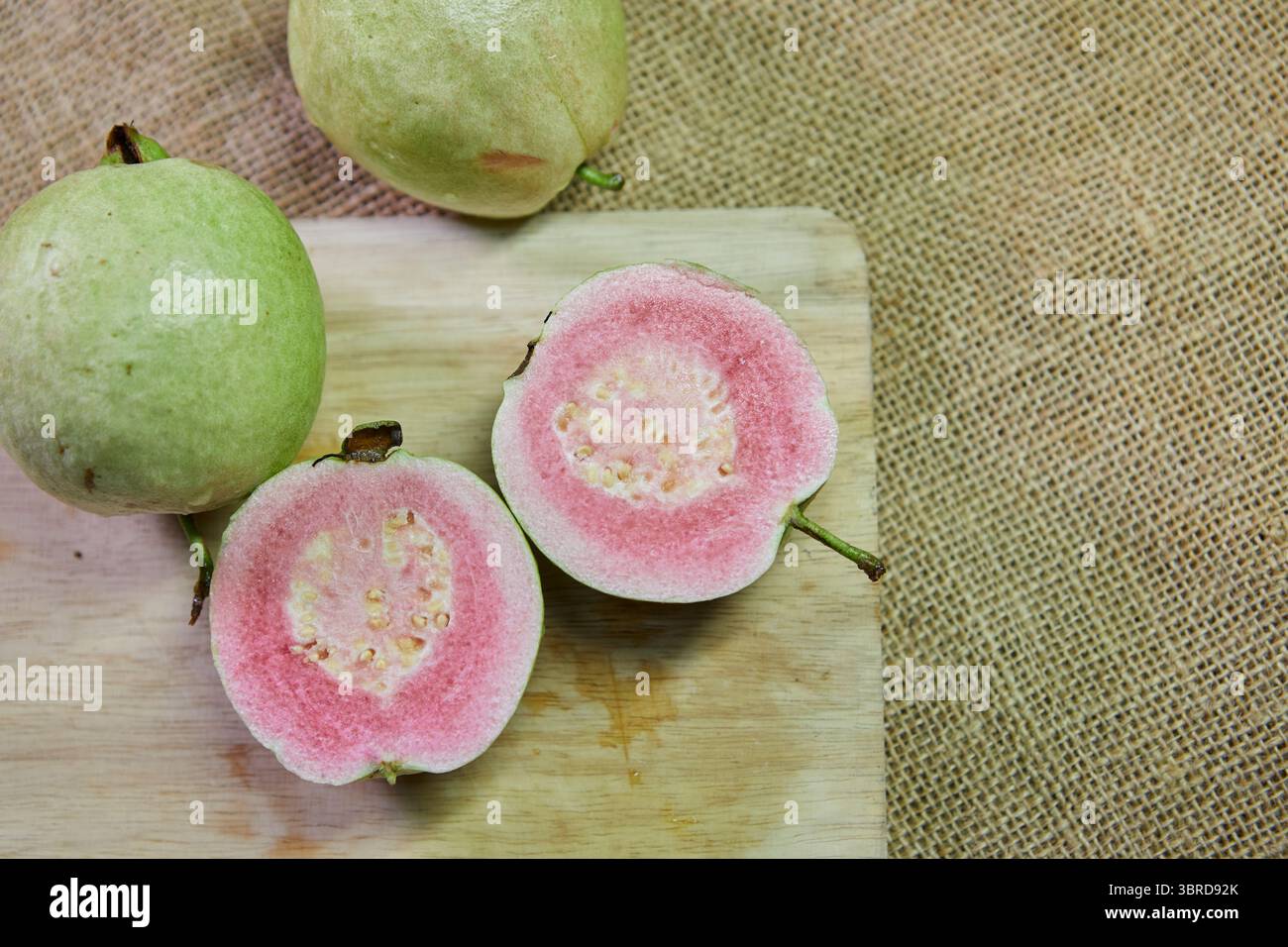 Vista ravvicinata della frutta di guava sul tagliere Foto Stock