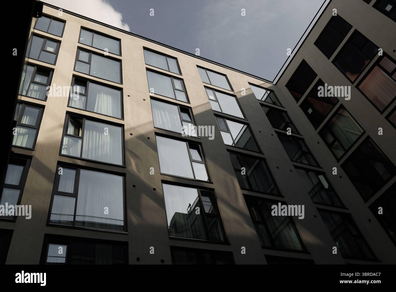 La moderna architettura urbana e' caratterizzata dalle sue splendide facciate riflettenti in vetro Foto Stock