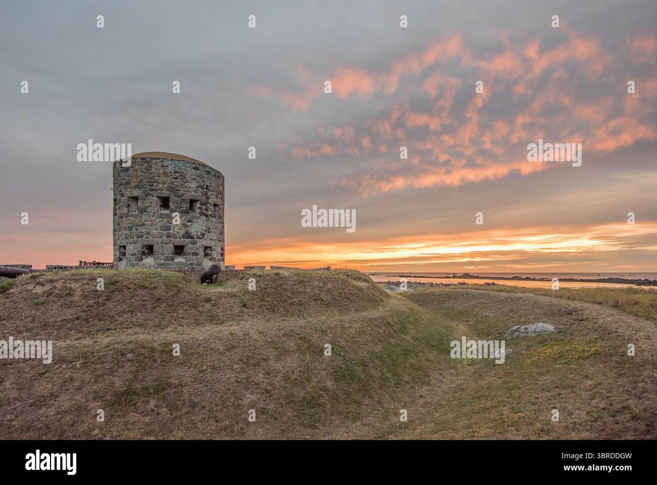 Questa torre, completamente restaurata e accessibile, è stata originariamente costruita nel XIX secolo per difendere l'isola dalla minaccia di un'invasione francese. Foto Stock