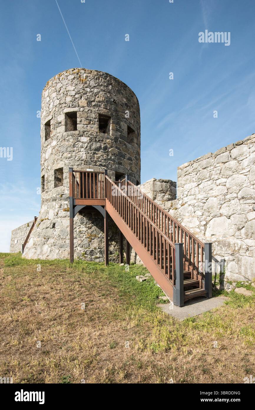 Questa torre, completamente restaurata e accessibile, è stata originariamente costruita nel XIX secolo per difendere l'isola dalla minaccia di un'invasione francese. Foto Stock