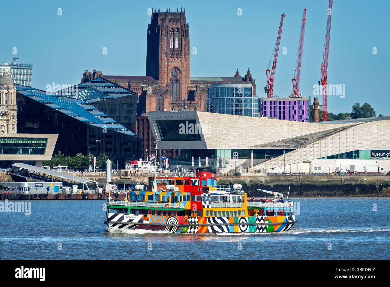 Mersey Ferry The Snowdrop presso il famoso paesaggio di Liverpool sul fiume Mersey. Foto Stock