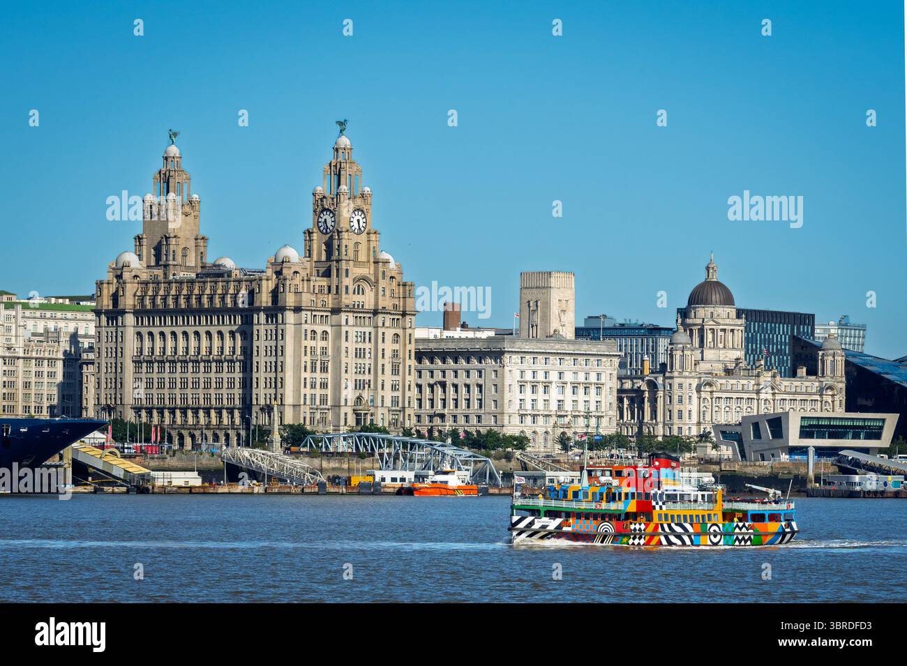 Mersey Ferry The Snowdrop presso il famoso paesaggio di Liverpool sul fiume Mersey. Foto Stock