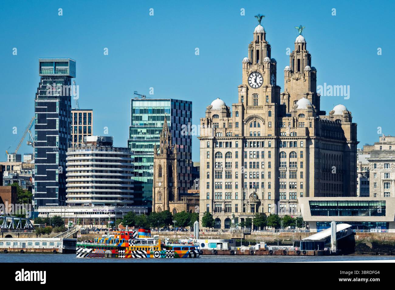 Mersey Ferry The Snowdrop, vicino al famoso paesaggio di pierhead di Liverppol sul fiume Mersey. Foto Stock