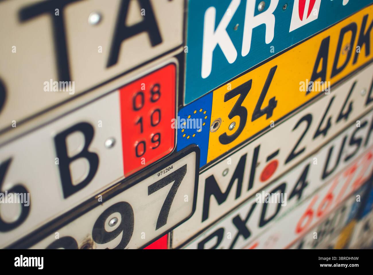 Raccolta di targhe europee provenienti da diversi paesi. Foto Stock