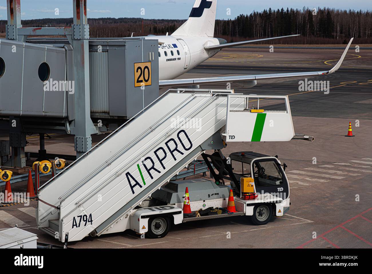 Helsinki, Finlandia, 26 marzo 2025.AIRPRO scale Truck vicino all'aereo. Salire sulle scale accanto all'aereo al gate d'imbarco di Helsinki Vantaa HEL termi Foto Stock