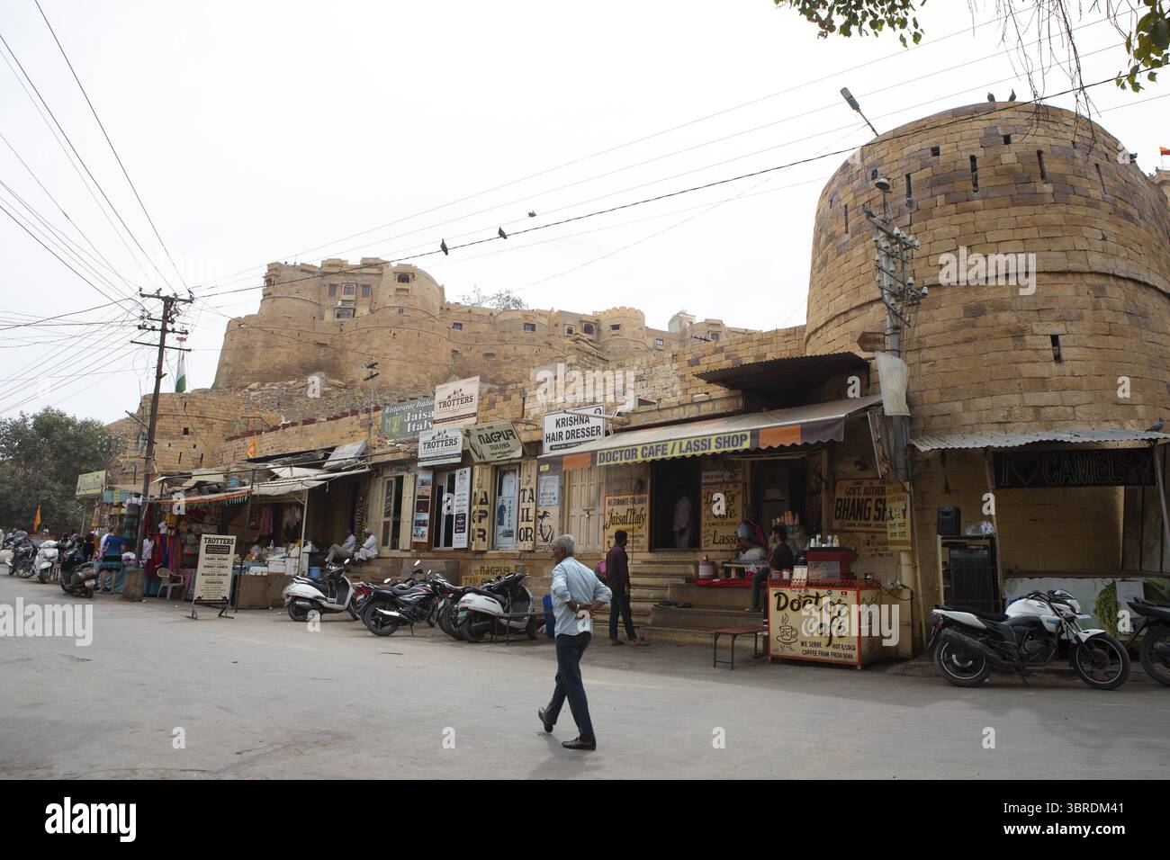 Scena di strada nella città vecchia di Jaisalmer, la fortezza sullo sfondo, Rajasthan, India Foto Stock