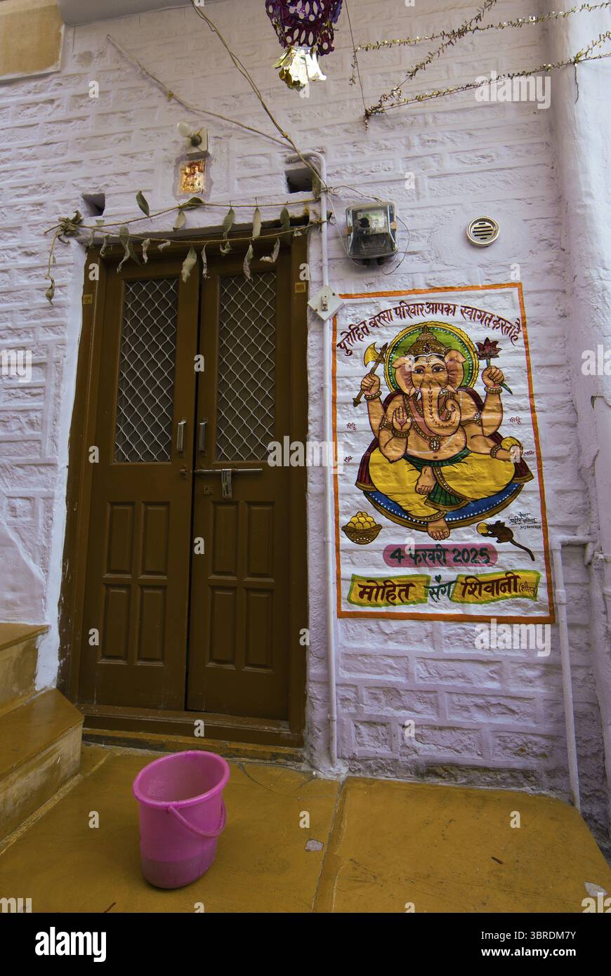 Immagine colorata di Ganesha accanto a una porta d'ingresso nella fortezza di Jaisalmer, Rajasthan, India Foto Stock