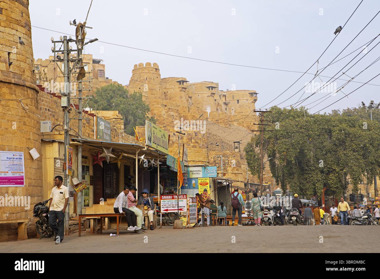 Scena di strada a Jaisalmer, dietro la fortezza, Jaisalmer, Rajasthan, India Foto Stock