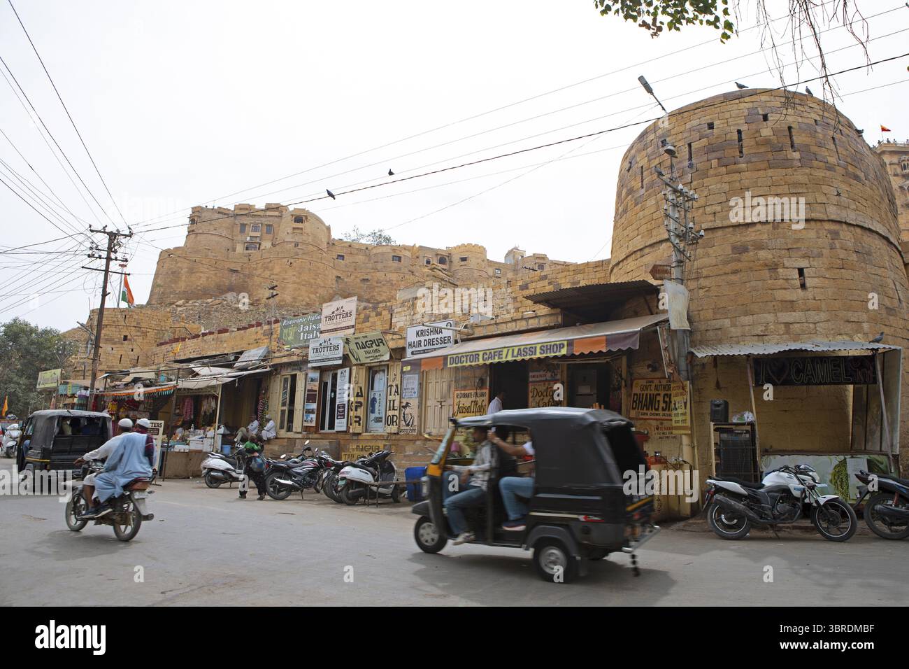 Scena di strada nella città vecchia di Jaisalmer, la fortezza sullo sfondo, Rajasthan, India Foto Stock