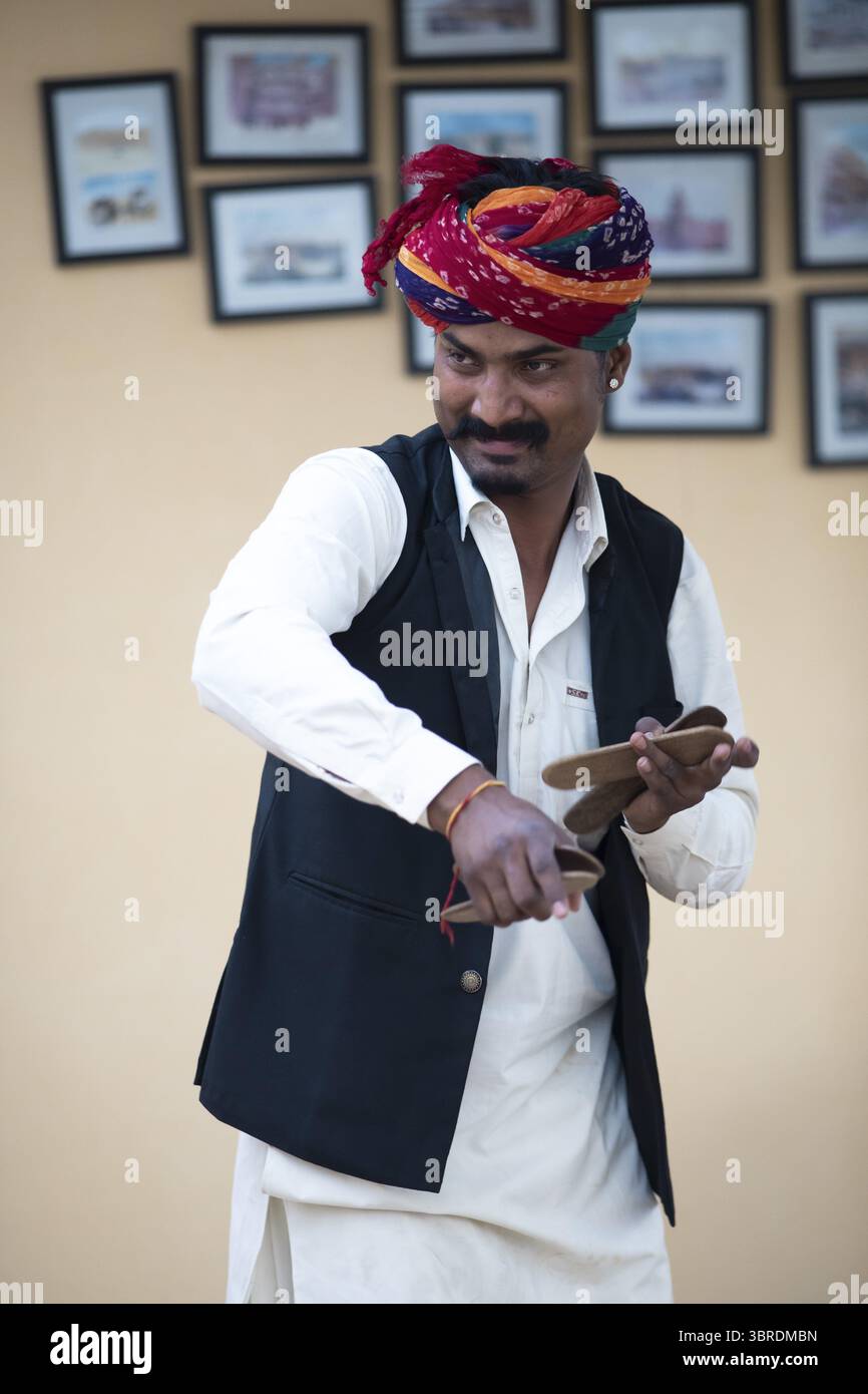Musicisti folk del Rajasthan con kartals o castanets del Rajasthani, Jaisalmer, Rajasthan, India Foto Stock