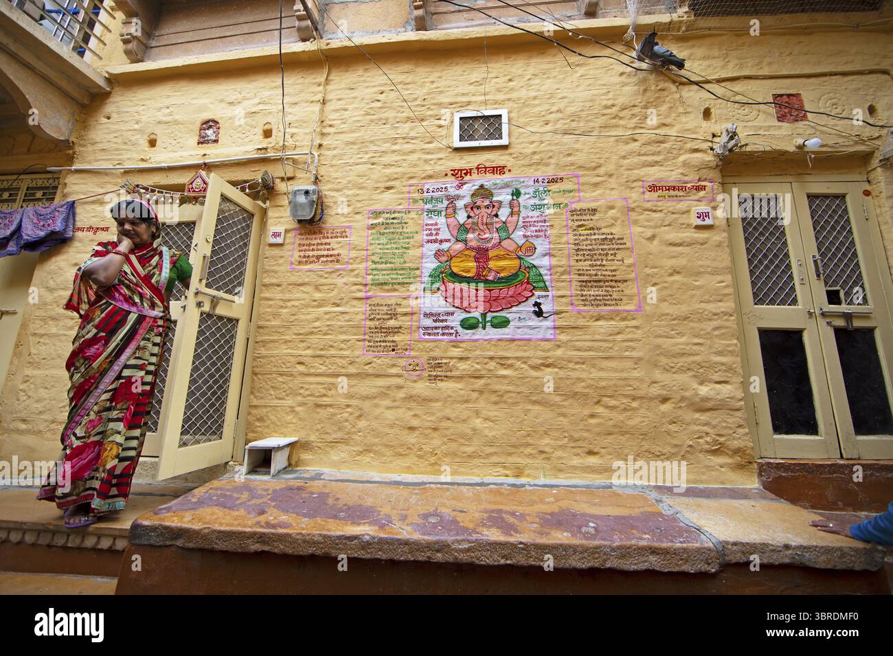 Immagine colorata di Ganesha su un muro di casa nella fortezza di Jaisalmer, Rajasthan, India Foto Stock
