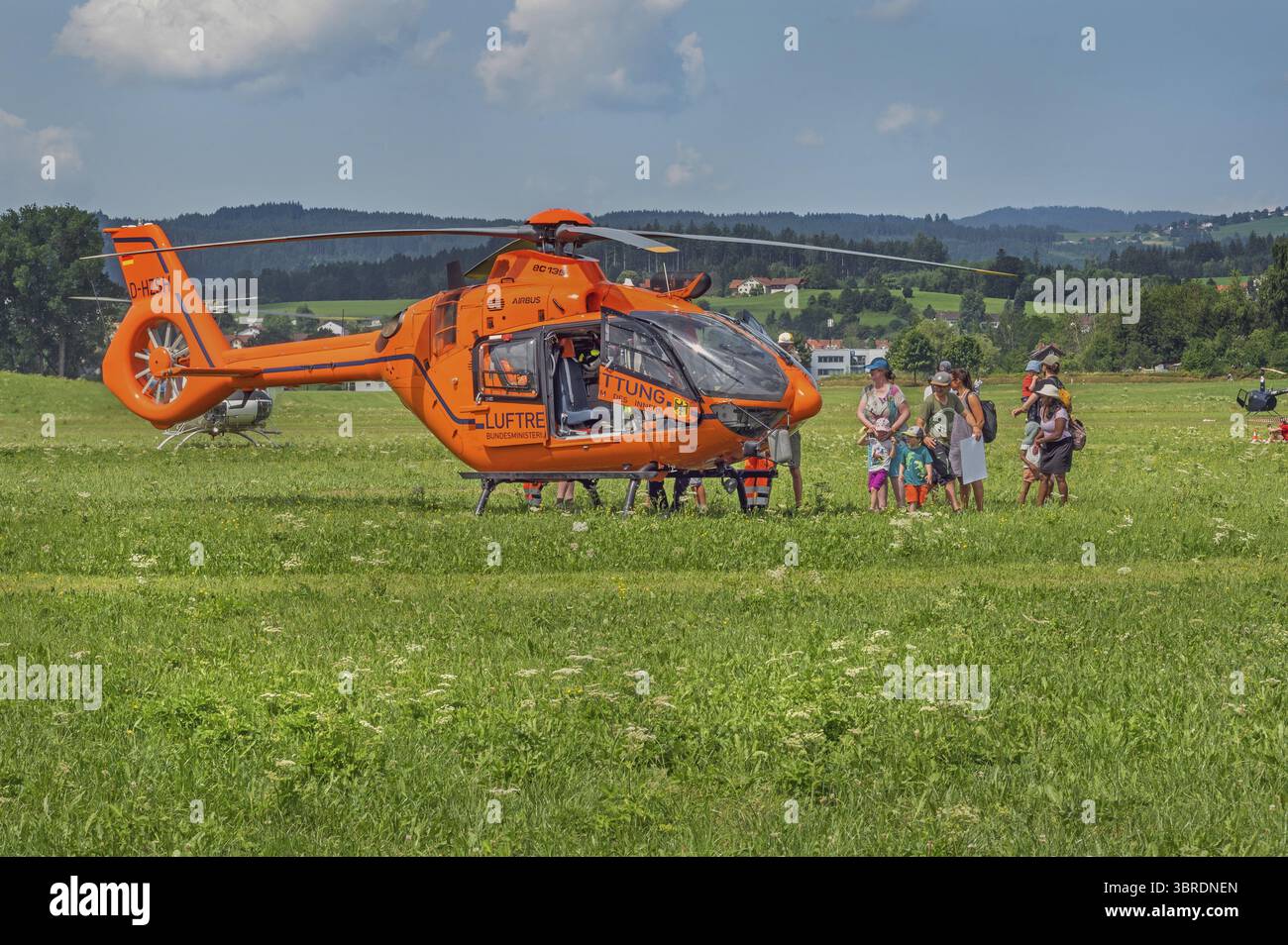 Elicottero Airbus per la difesa civile - EC-135, e visitatori al festival dell'aeroporto di Durach, Allgaeu, Svevia, Baviera, Germania Foto Stock