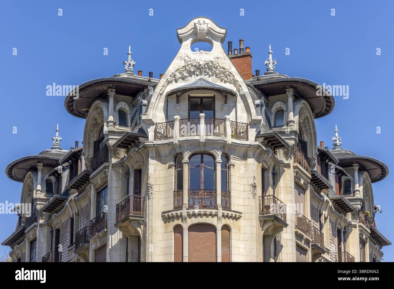 Antico edificio futuristico in stile Art Nouveau con insoliti piccoli tetti rotondi all'angolo tra Rue du Temple e Rue du Chateau nel centro storico della città, Dij Foto Stock