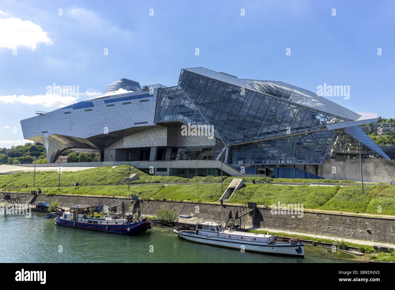 Moderno edificio museale futuristico Musee des Confluences sulle rive del Rodano, sulla punta della penisola Presqu'ile, Lione, Alvernia-Rodano-Alpe Foto Stock