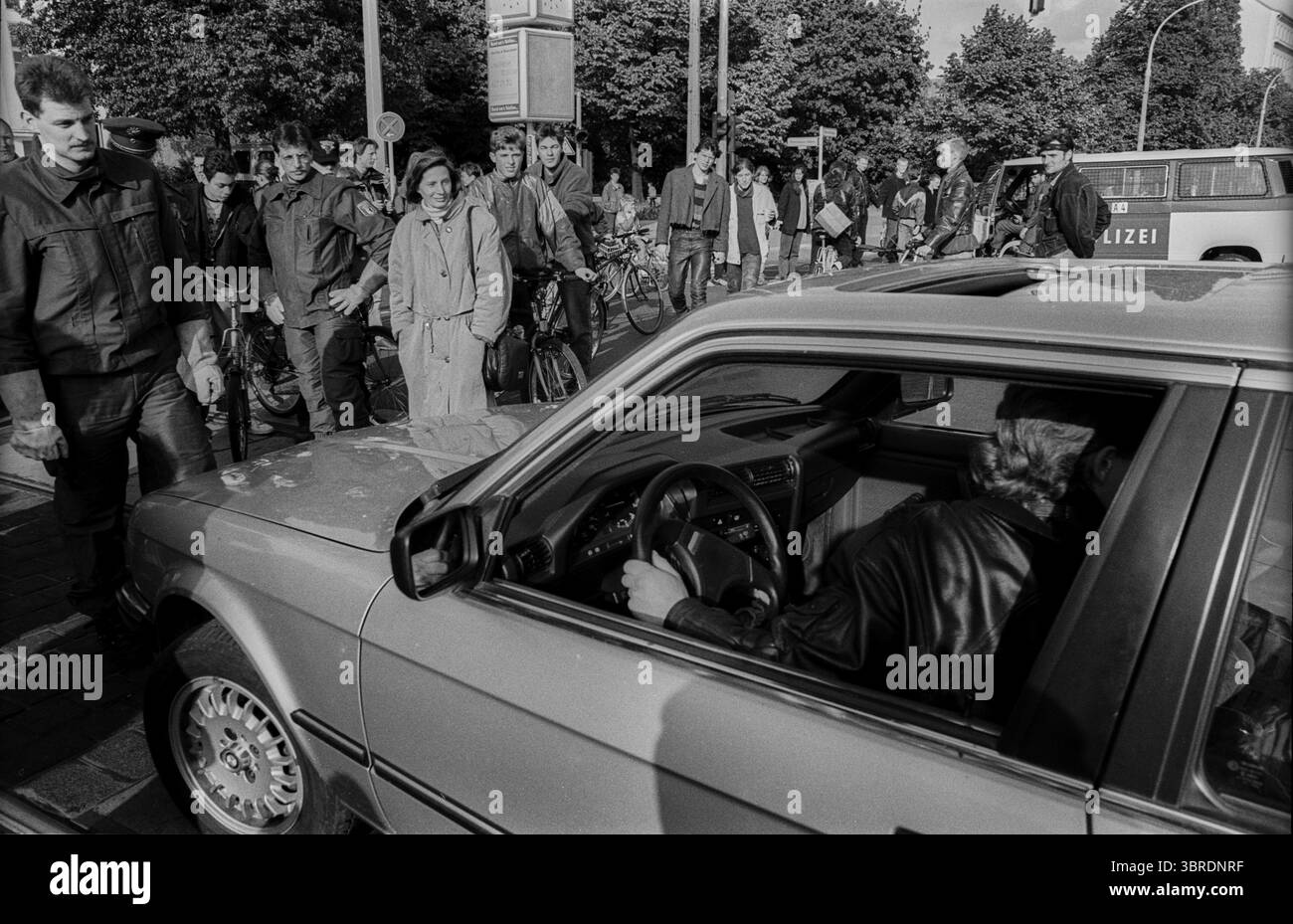 Germania, Berlino, 10.05.1992, dimostrazione di bicicletta contro la circonvallazione interna della città, nel successivo Mauerpark (Bernauer Strasse), l'auto è bloccata Foto Stock